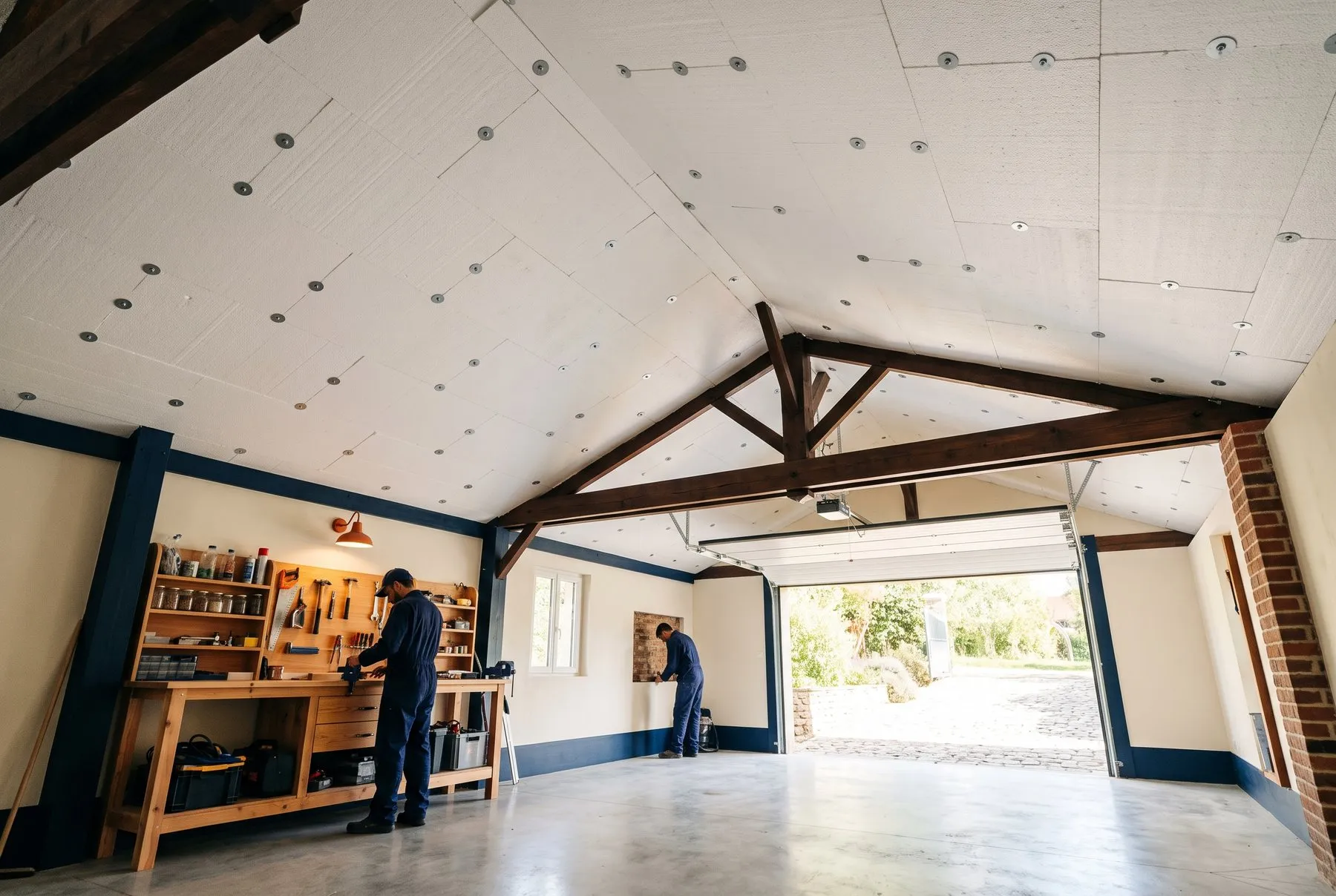 Plafond de garage isolé par des panneaux fixés sous la dalle béton